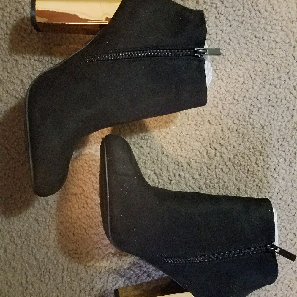 Black scenery boot